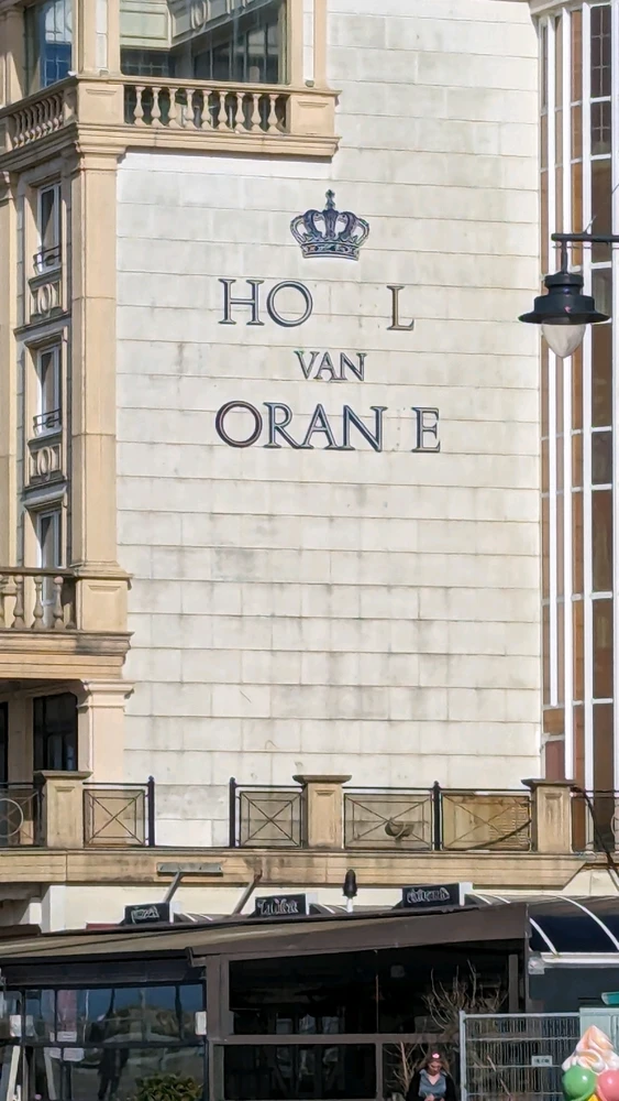 A wall with text "Hotel van Oranje" except missing some letters due to reconstruction making it say "Hol van Orane".