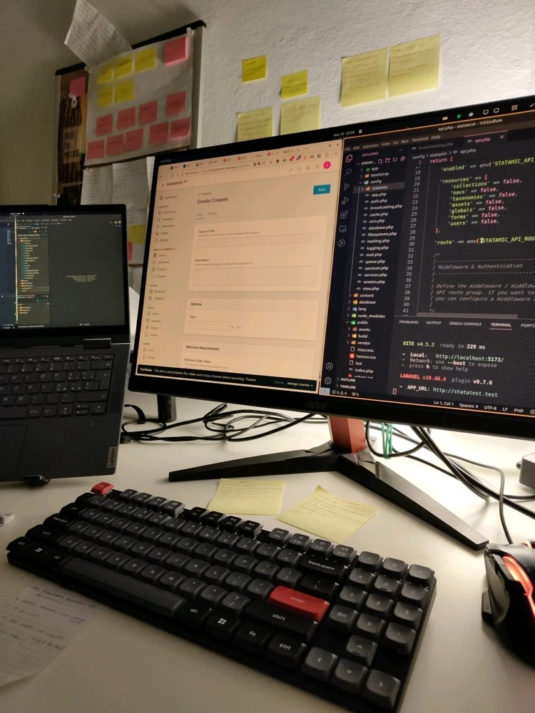 Laptop e schermo ausiliario che visualizzano del codice