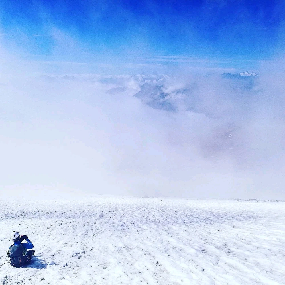 Taking a moment to embrace the incoming cloud at 3440 m in altitude during my descent 