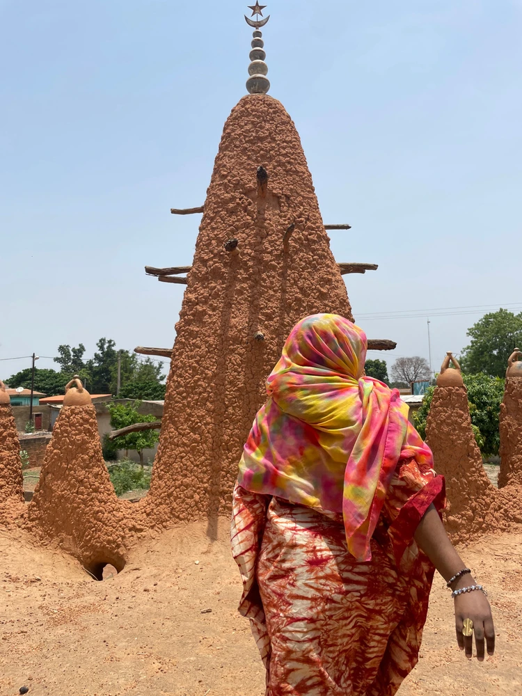 At the secular mosque of Kouto (in Northen Ivory Coast 🇨🇮) built in the 17th century. 