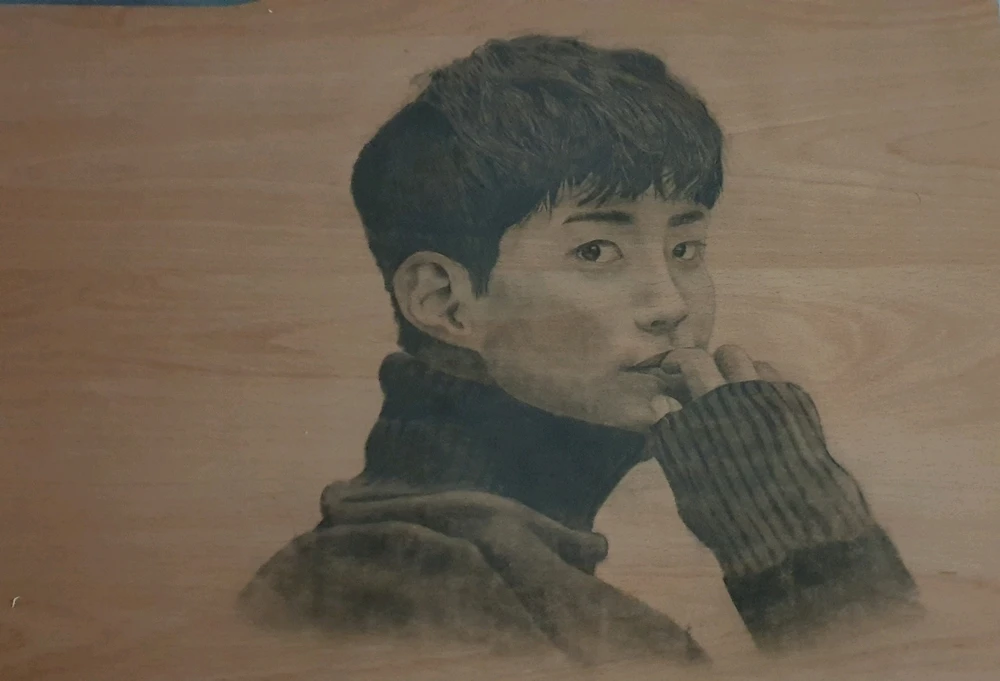 Do you know who he is?
->He's a Korean actor