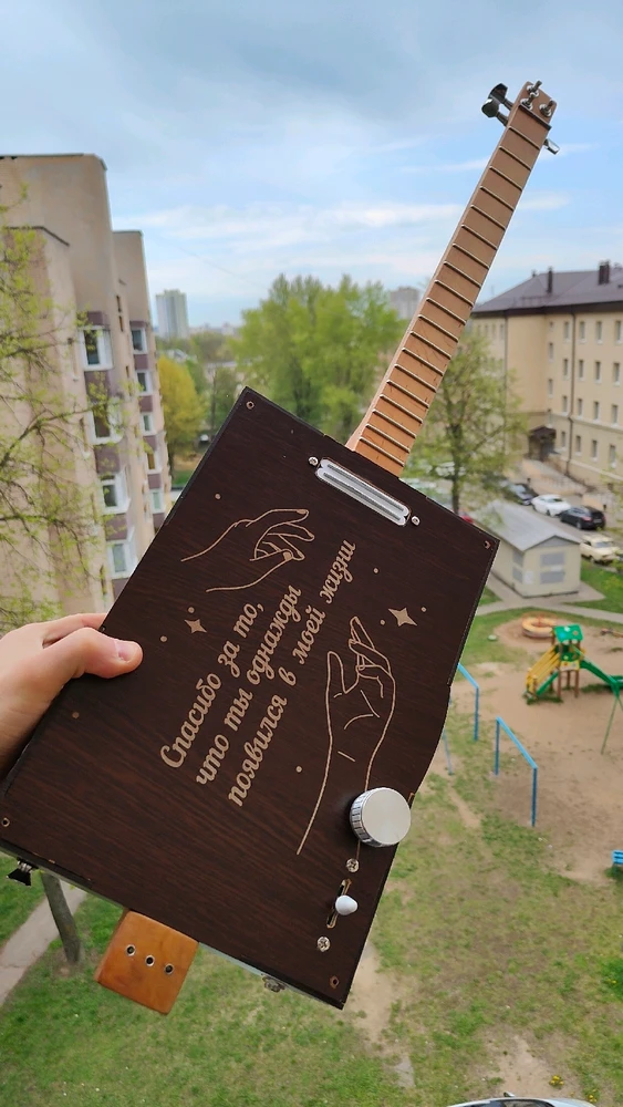 Cigar Box Guitar, самодельная трёструнная гитара из подарочной коробки МДФ размером 20*30*8, на стадии финализации создания.