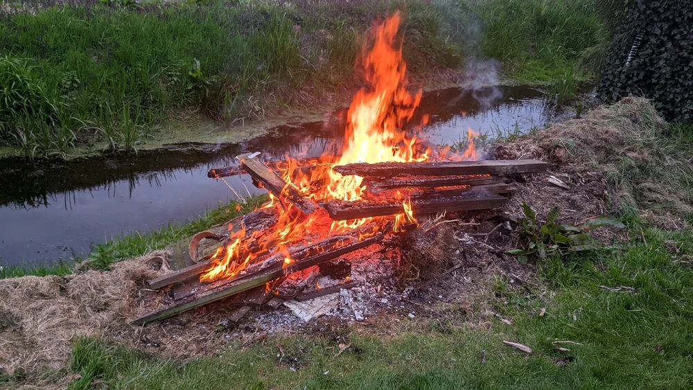 Een vuur met oud hout van een oude duiven / parkieten hok.