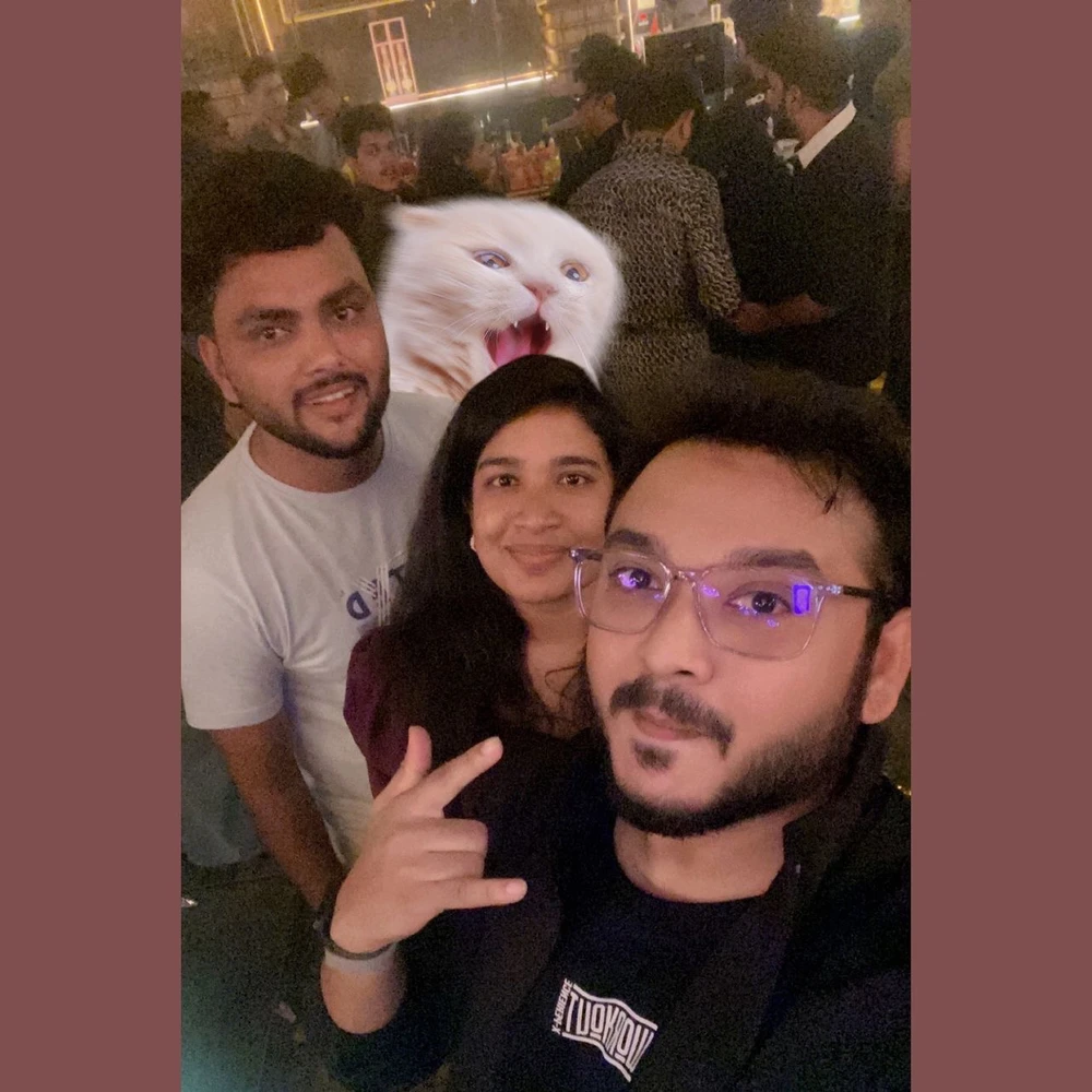 We messed up by bringing a street cat to the club, but I think the cat had a good time that night. #dimora #dimoraclub #dimor