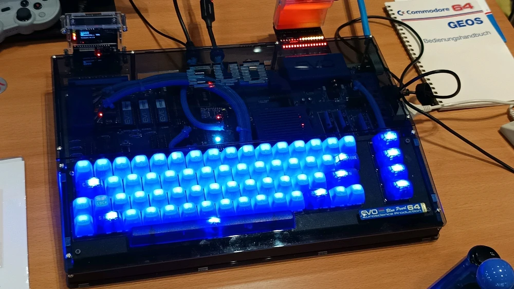 Bild eines C64 mit halb transparentem Gehäuse und LED Beleuchtung.