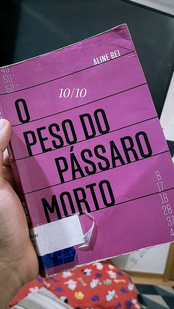 Capa do livro O Peso do Pássaro Morto da escritora Aline Bei