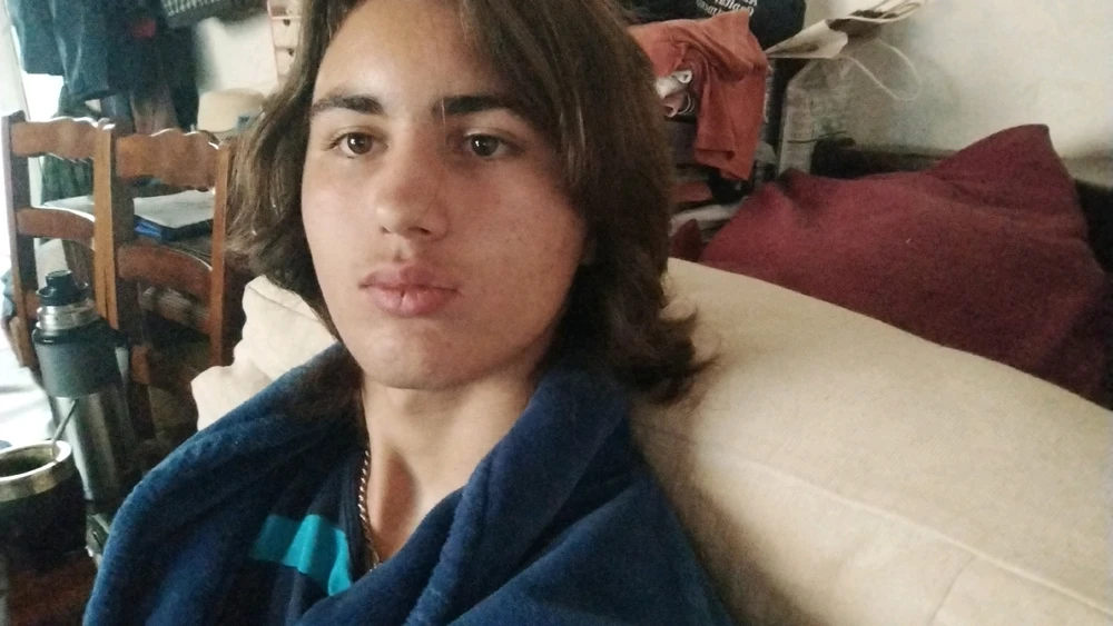 Abrigadito, con mates y viendo una serie