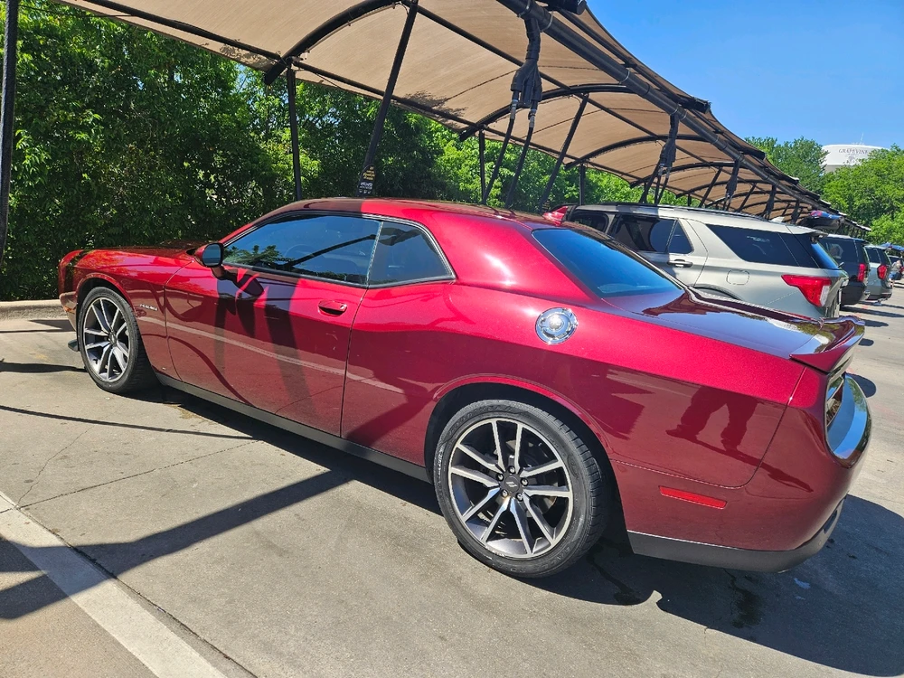 Yes it has the hemi. I plan on doing all the personal mods to it soon! Got her when I lived in Hawaii!