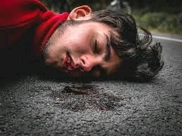 Seeing this, what do they say, is this person dead, but not so, he himself fell under the car, but still he survived