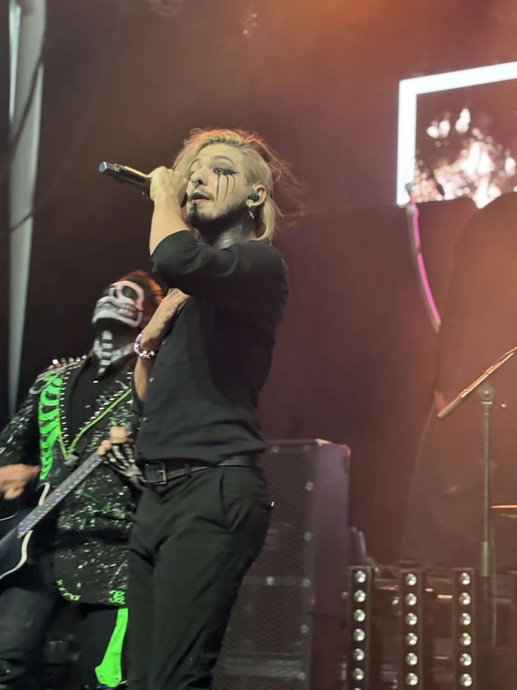 Anthony Martinez, frontman for the metal band, Dark Divine. opened for Black Veil Brides during the Bleeders tour. 