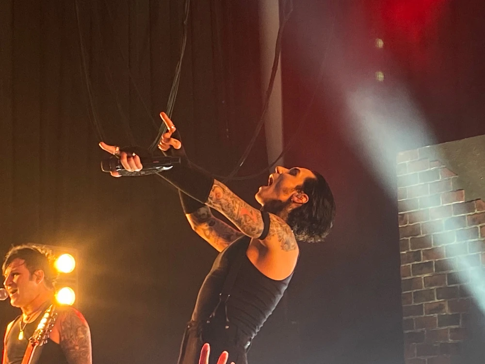 andy biersack, frontman of black veil brides, performing in concert