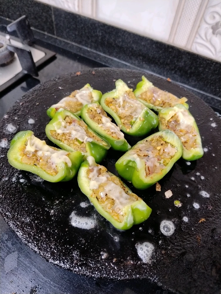 Butter grilled capsicum with spiced potato filling 