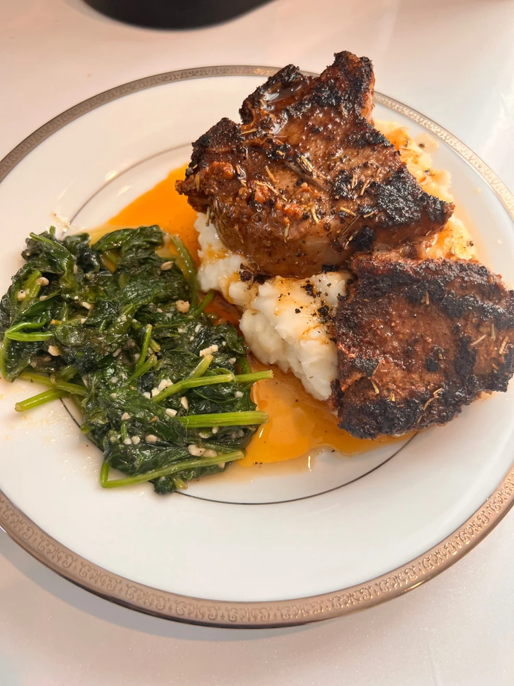 Lamb chops, mashed taters and spinach ( there’s never enough spinach 🙀)