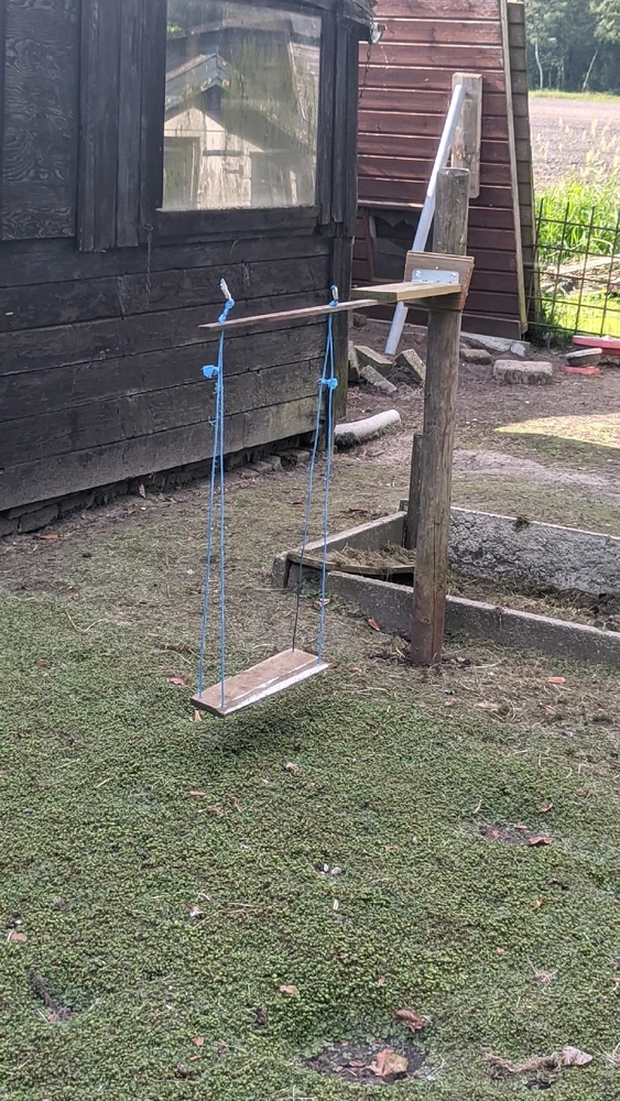 Today I made a little swing set for the chickens from some old wood bits I had laying around. 😁🐔
