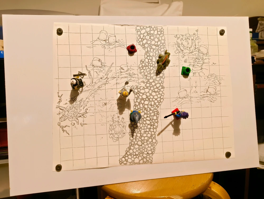 Valkotaulu jossa kiinni magneeteilla piirretty kartta ja legoukkoja
