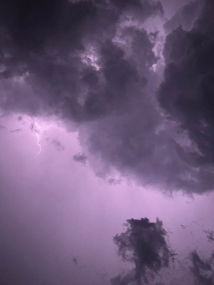 Lightning jumps from cloud to cloud in oklahoma