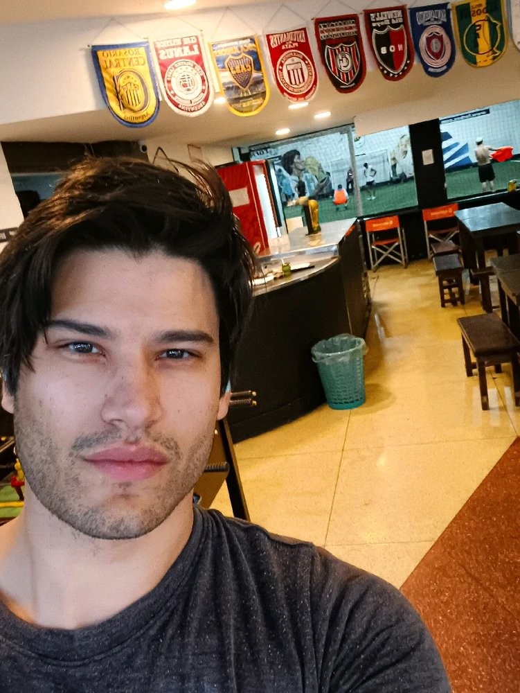 Otro día en el trabajo. Fútbol, birra, gente. 