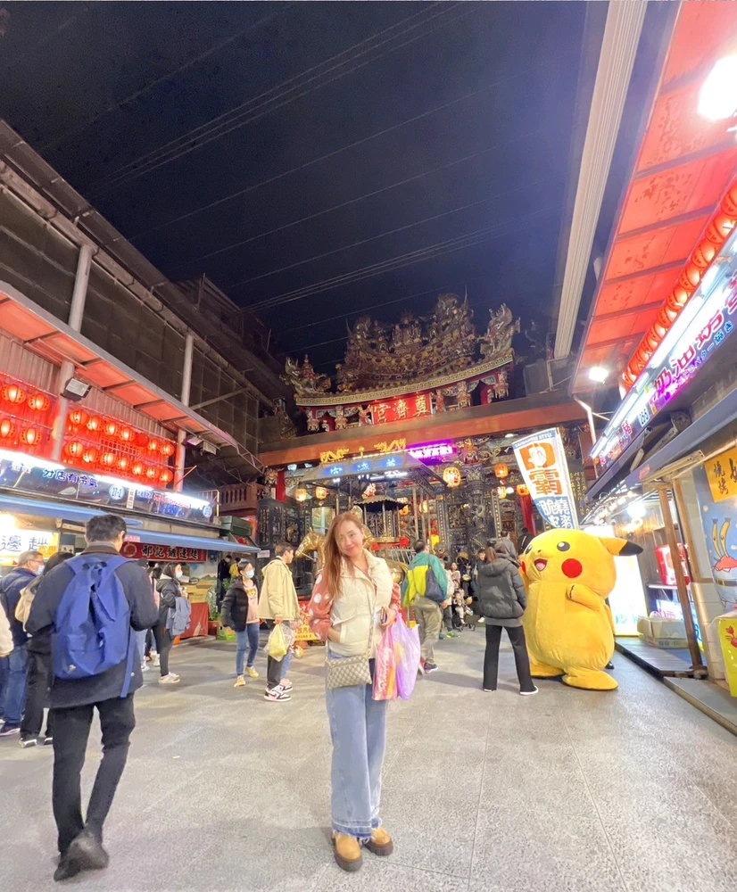 That's my bf over there,the yellow one.Lol