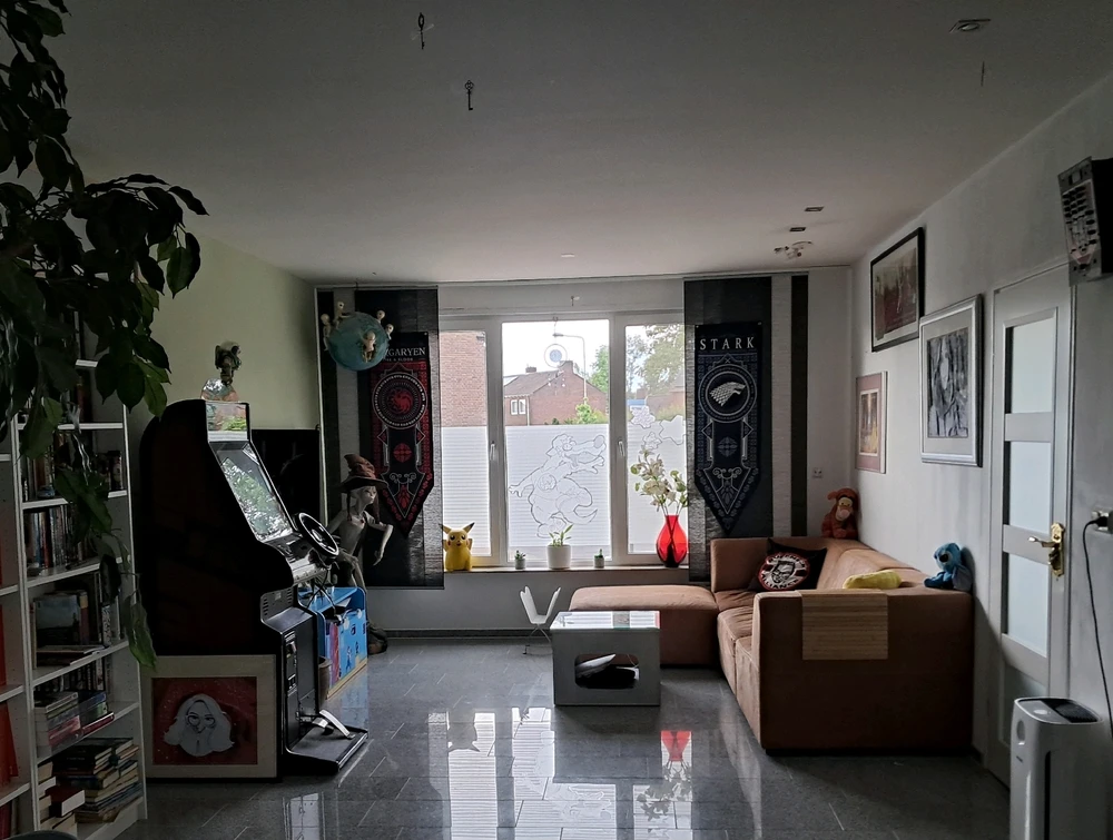 1 kant van de woonkamer is af. 😅