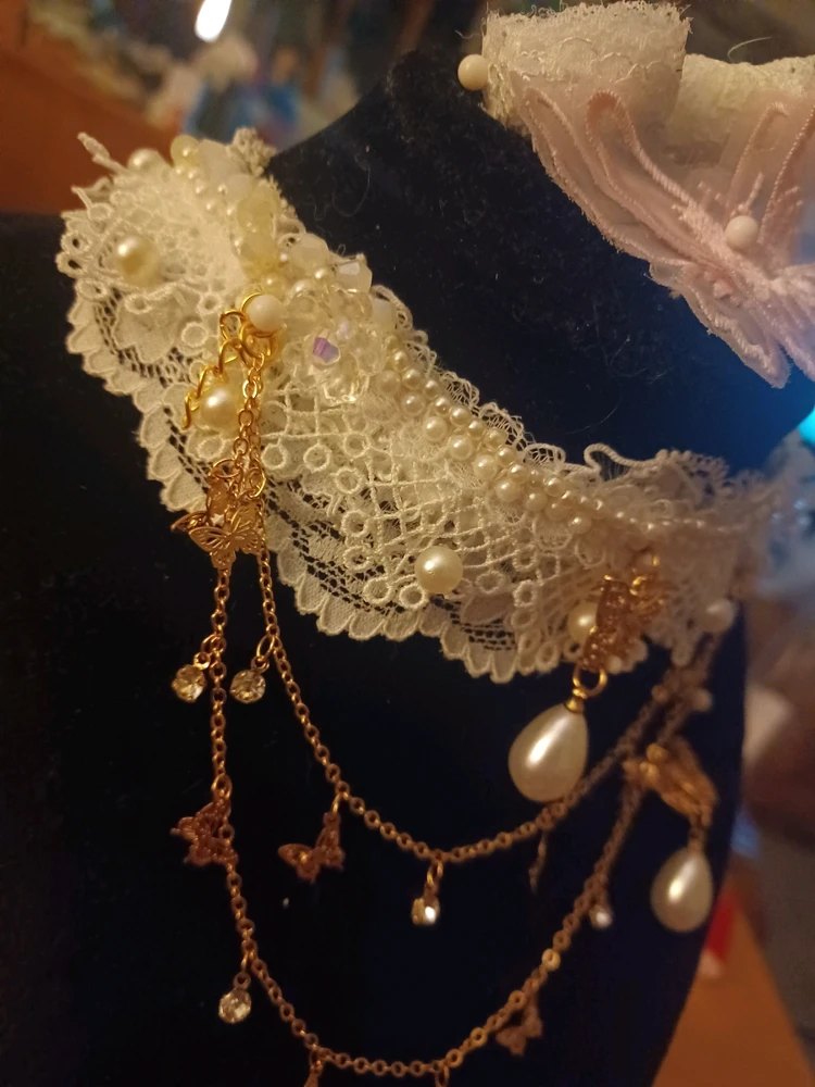 Collar/choker. 