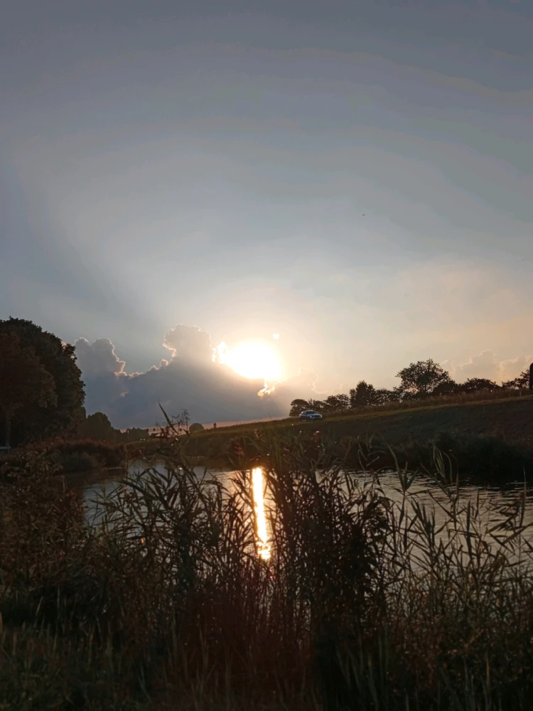 Pic from 🇳🇱 with a spendid sunset near a lake and forrest ,caught the moment in which the sun slowly hides into the clouds 