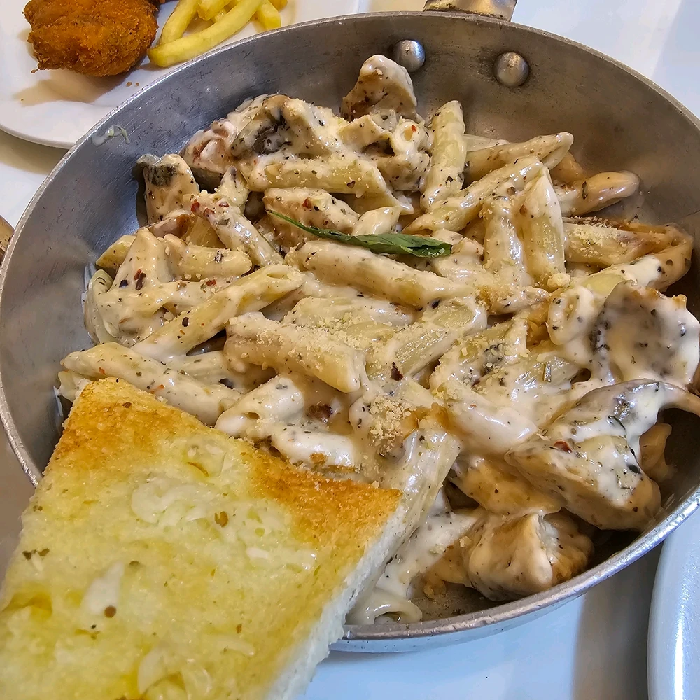 Creamy Chicken White Sauce Pasta with Garlic Bread