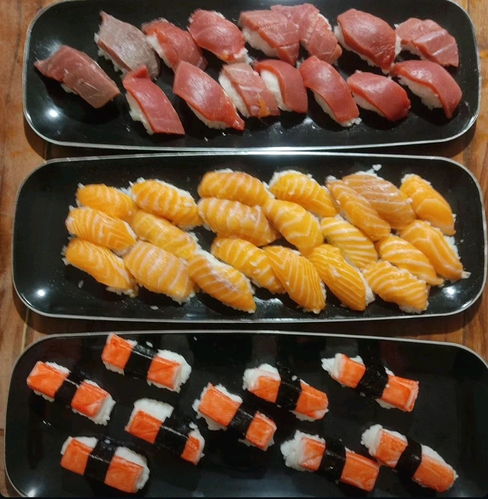 מסיבת ניגירי של סלמון , טונה אדומה וסורומי סרטני שלג