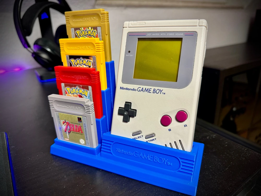 Game Boy und Spielmodule in Halter aus dem 3D-Drucker.