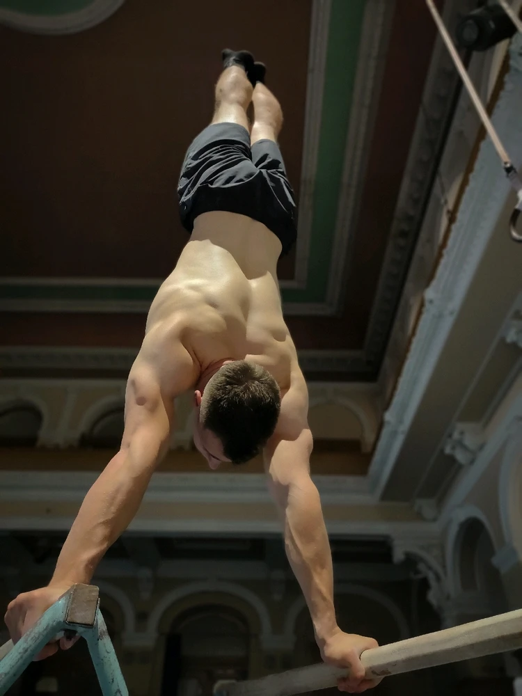 An artistic photo of a man standing in a handstand.