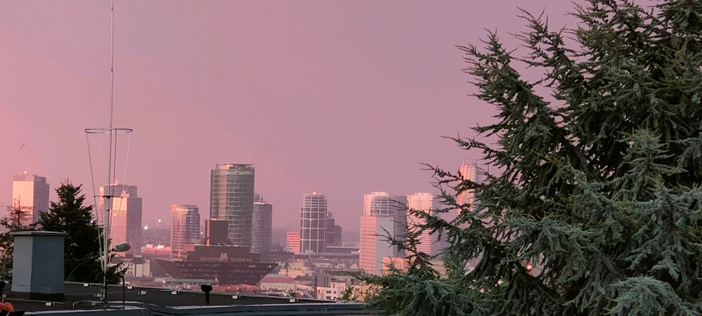 #фото#небо#місто#ранок #foto#nature#sky #sunrise
Після тривалої спеки на місто нарешті насувається ⛈️. Їй назустріч стає 🌄