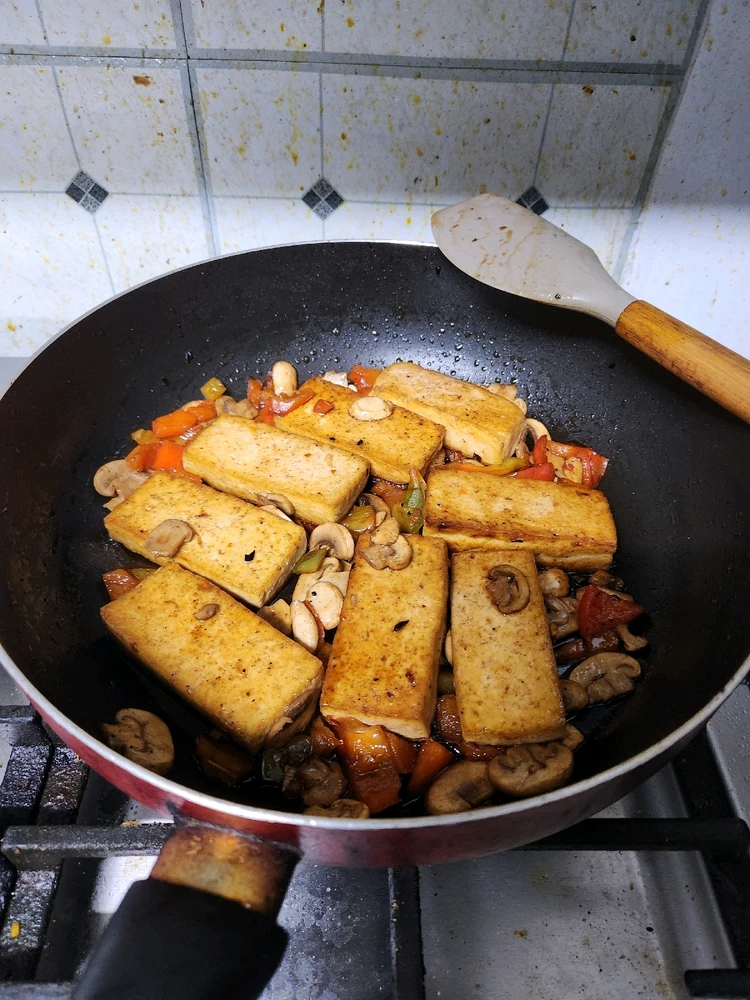 Sweet and sour tofu with veggies.