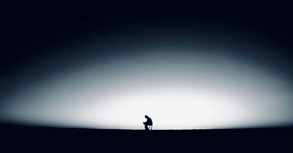 Muž ktorý sedí vo svojej hlave a rozmýšľa nad životom, oddychuje lebo sa nevzdá pokiaľ nepríde na hranu kde už cesty niet