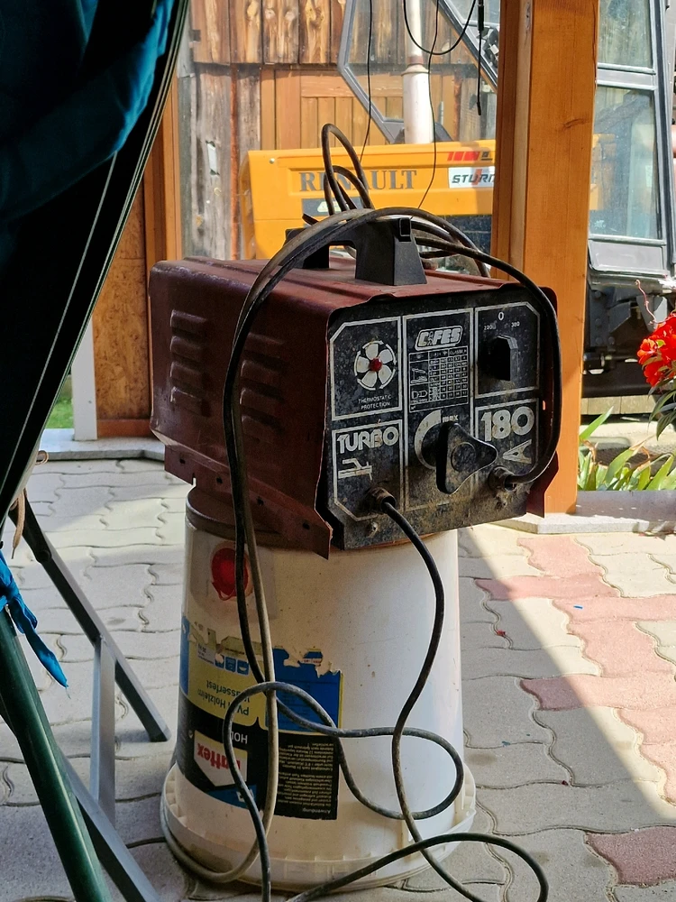 Hier ist das alte Ding. Da ist nur ein großer, verstellbarer Trafo, ein Hitzesensor und ein kleiner Lüfter drin.