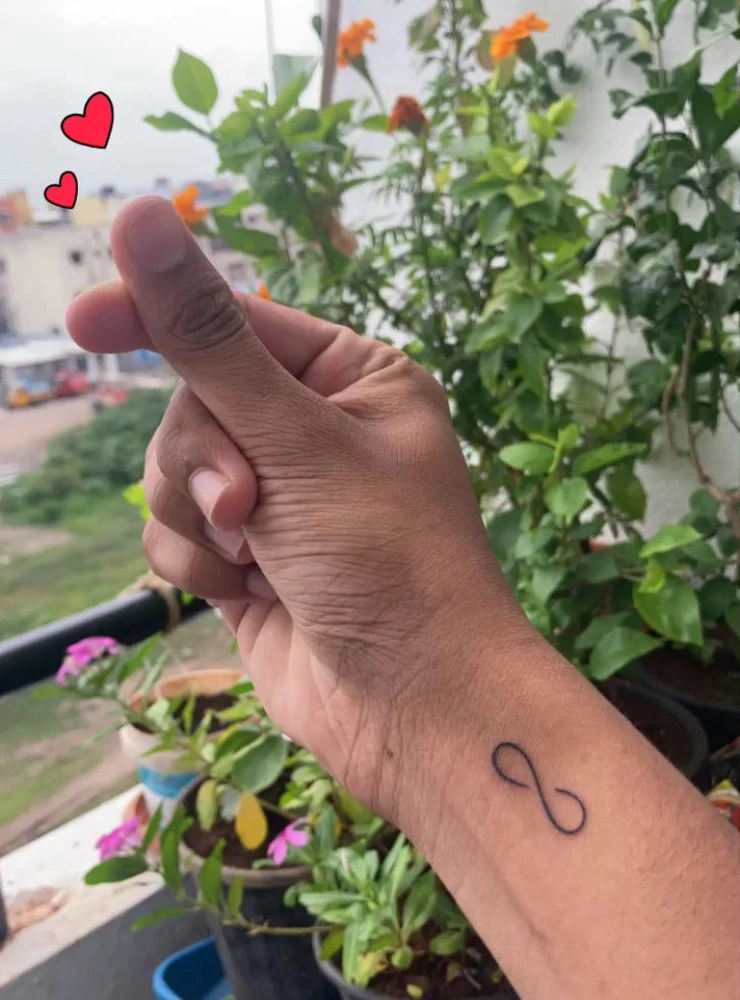 Tattoo of infinity symbol