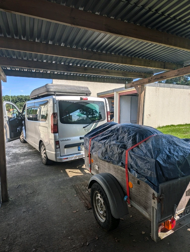 Gepäck fürs Conquest of Mythodea, Auto voll bis unters Dach nur die Fahrkabine ist frei und dazu der Anhänger.