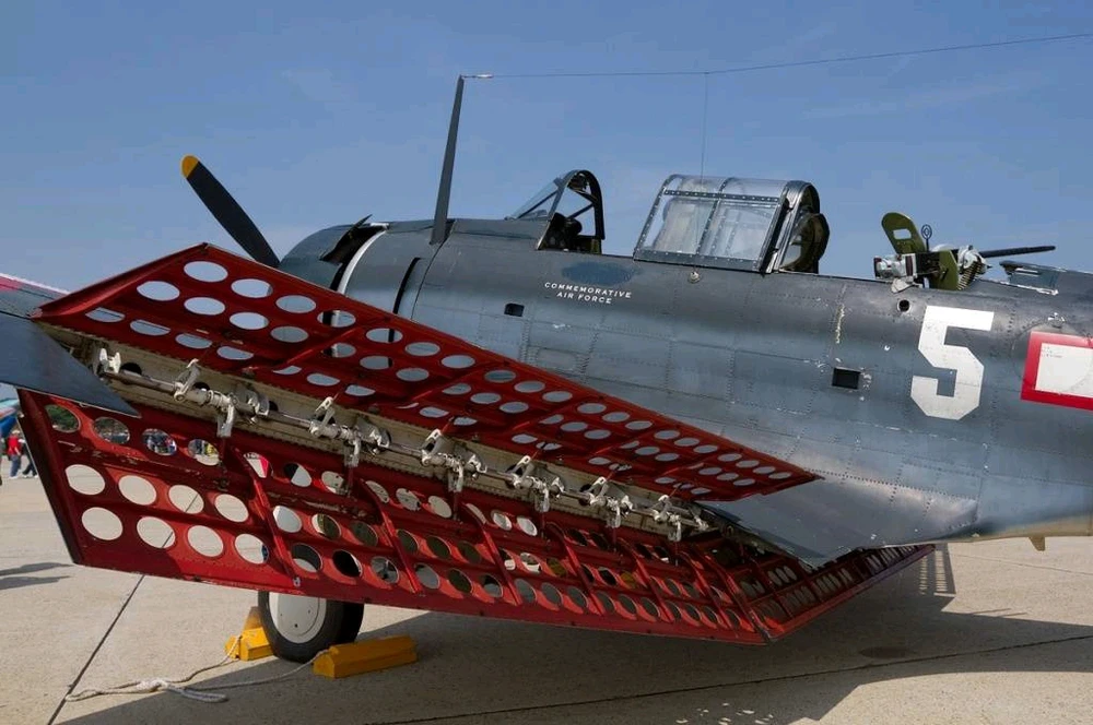 SBD Dautless con aerofreni estesi