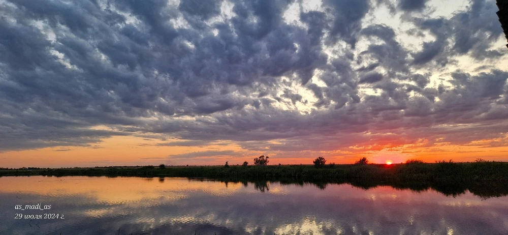 I so love our sunsets 😍. And... as fully owl, I don't use to see the sunrises. And you? Are you sunset person or sunrise one?