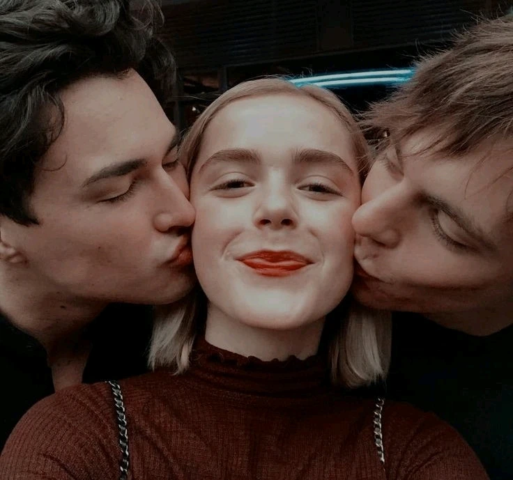 Imagen muestra a la chica con dos parejas, dónde ambos chicos la aman a pesar de que ella los ama a los dos.