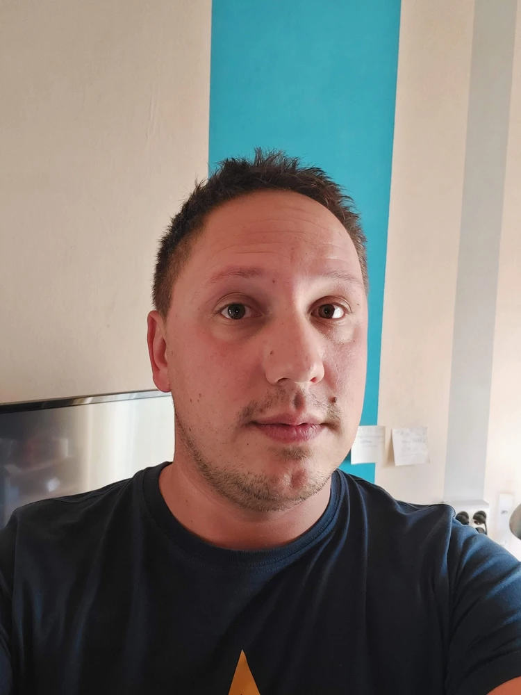 Sliko je naložil David