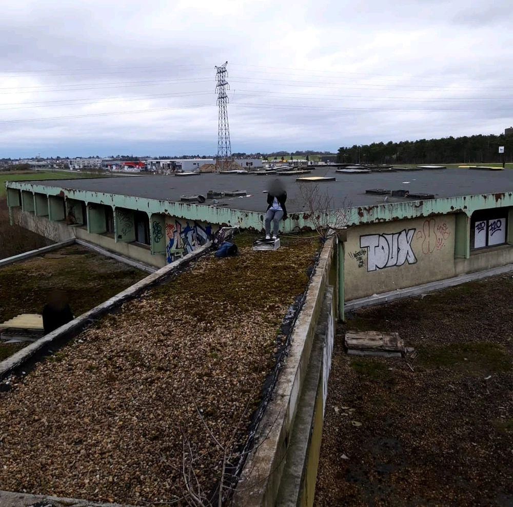 Vue des toits d'une grande usine désaffectée du Centre de la France. Énormément d'œuvres d'art (graffitis) à l'intérieur.