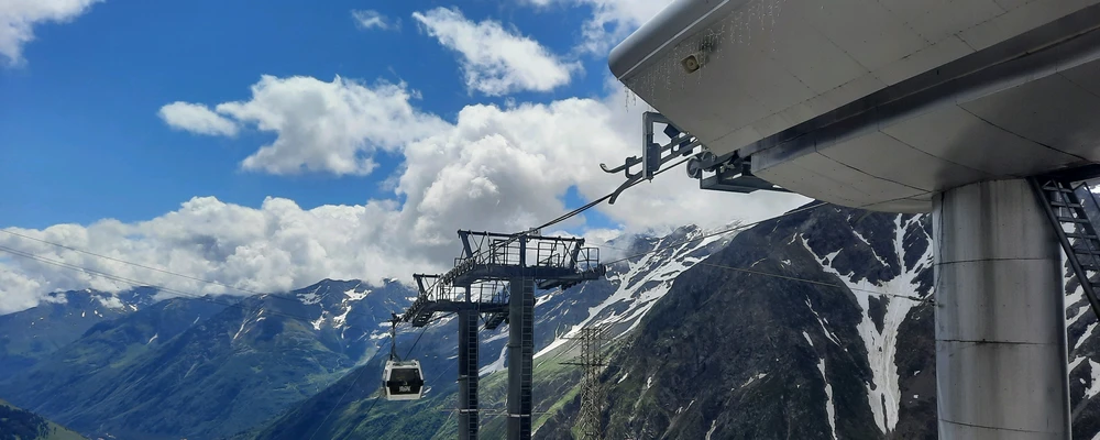 Внизу жаркое лето, а наверху зима и хрустит под ногами снег.