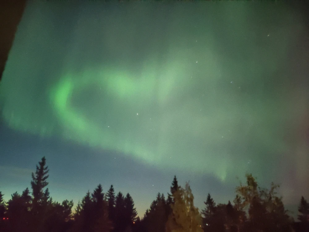 Vihreitä revontulia öisellä taivaalla