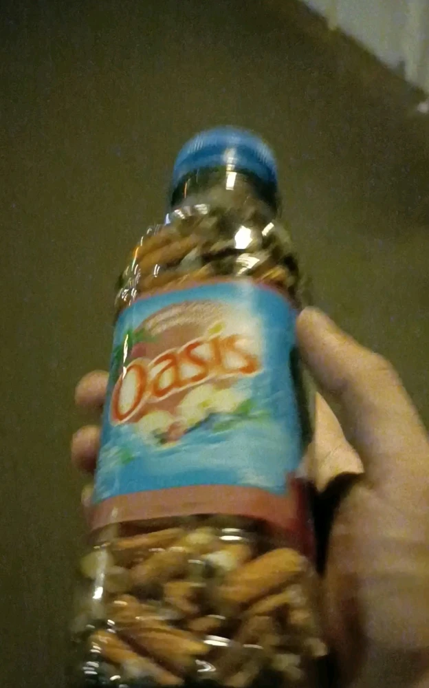 Petite bouteille d'oasis de 50cl remplit de mégots trouvés par terre 