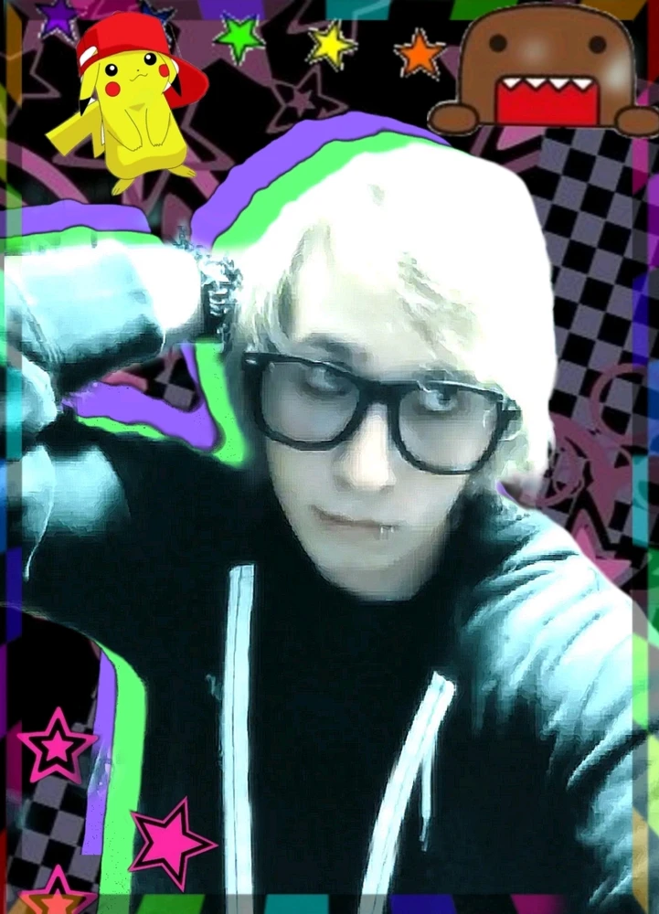 Wanna be scene kid ! Need emo/scene/alt friends. 