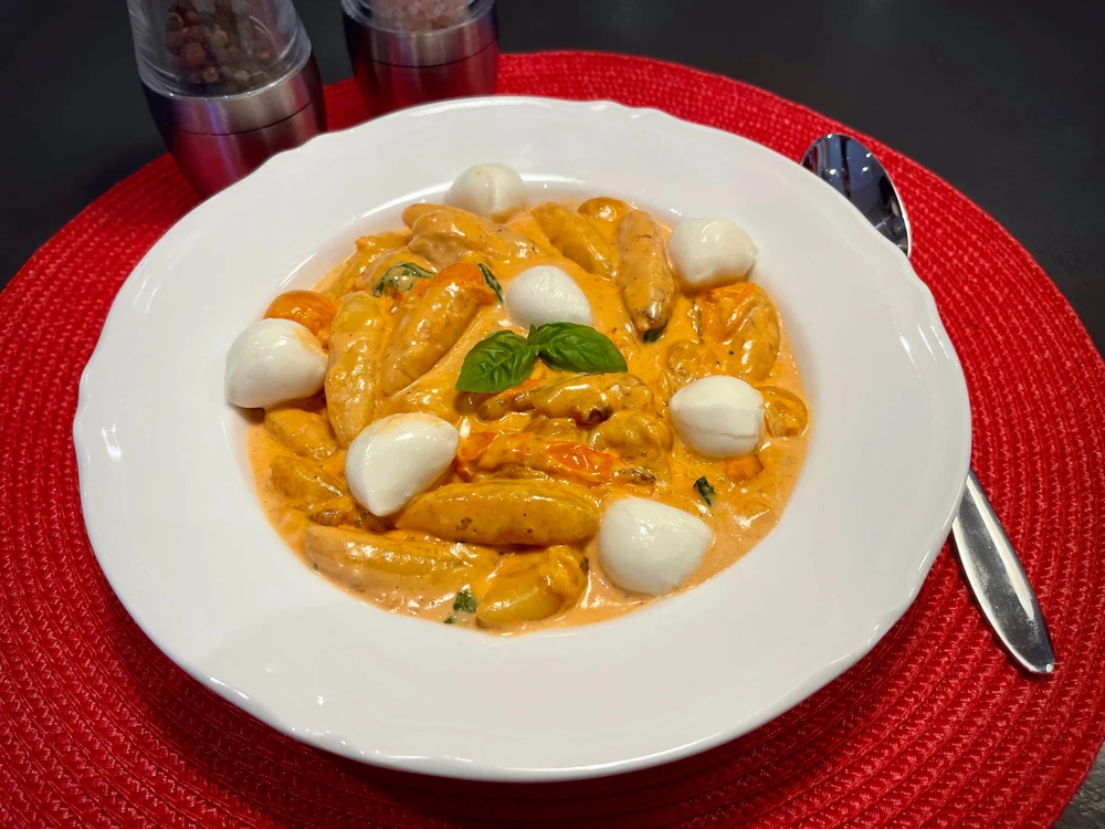 Vegetarische Schupfnudelpfanne🍳 mit Tomaten🍅, Mozzarella🧀 und Basilikum🌿.