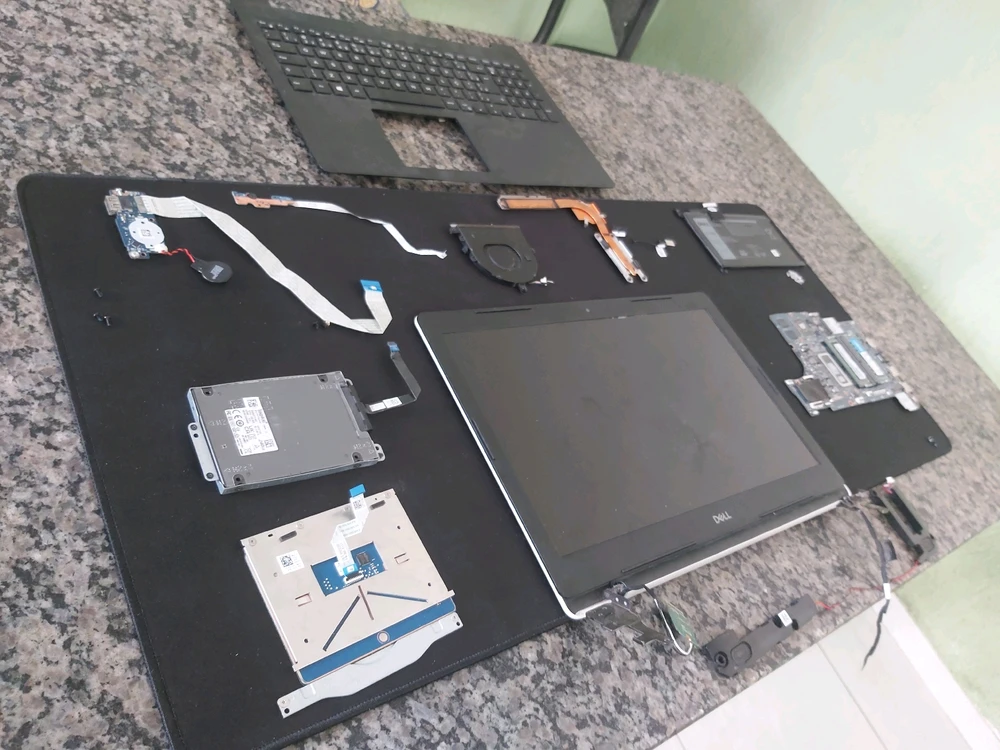 Meu laptop completamente desmontado por nada ;(