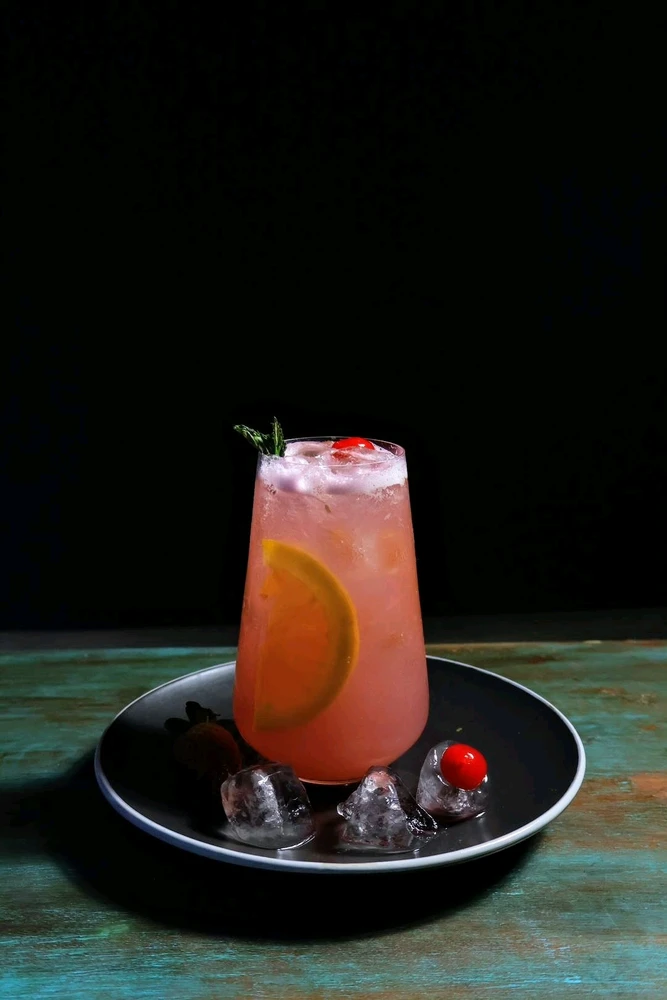 Cóctel a base de vino de camucamu (cereza Amazónica)