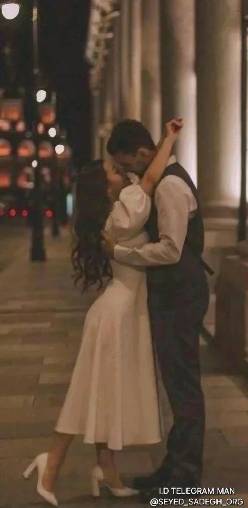 Be a looter of love, not a whim.

غارتگر عشق باشین نه هوس...

