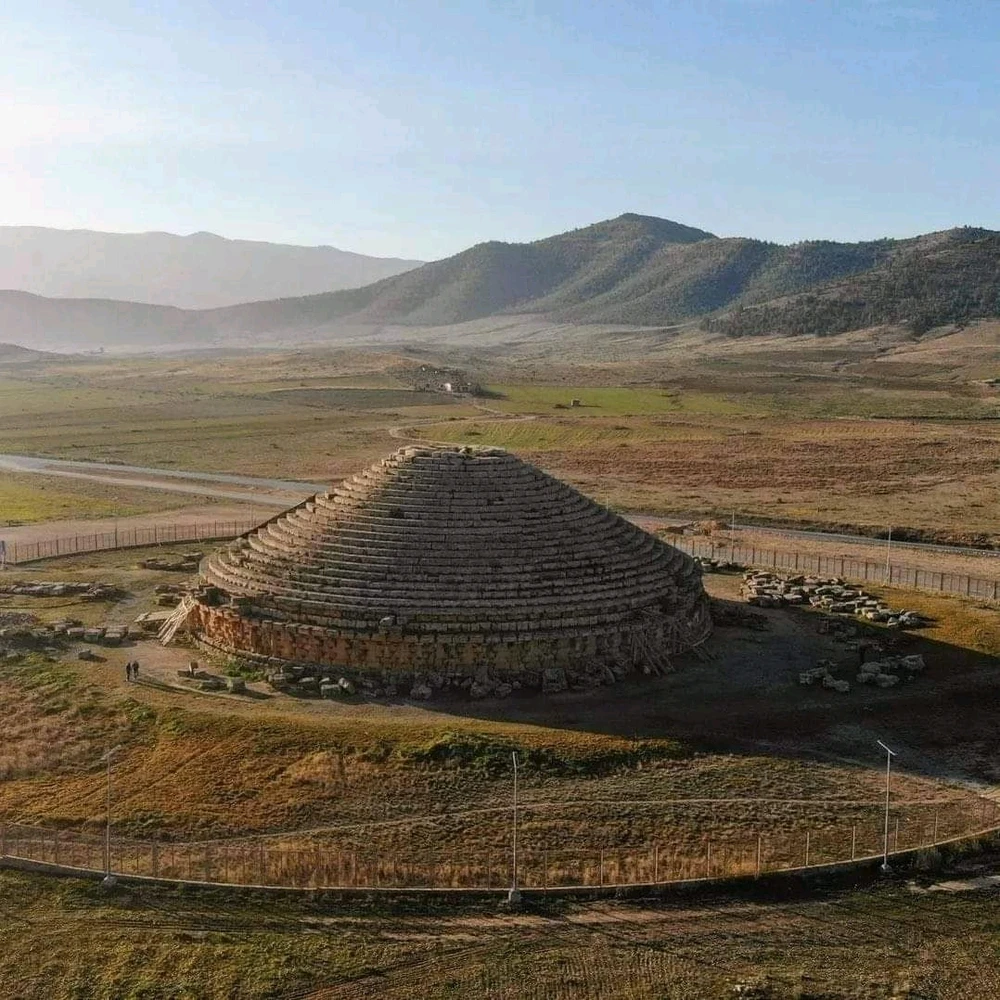 Algérie vers les montagnes des Aures Le Medracen (tombeau Imedghassen) ou Medghassen ou Madghis