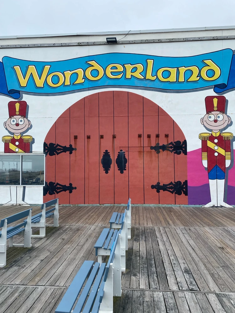 A mural depicting two toy soldiers and a gate on the north side of Gilligan’s Wonderland